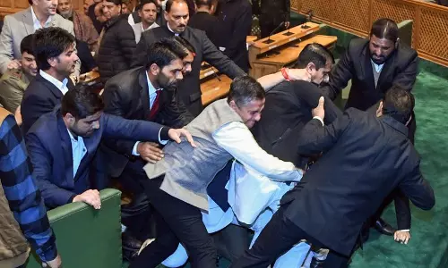 भाजपा नेताओं ने J&K विधानसभा से अपने विधायकों को मार्शलों द्वारा बाहर निकाले जाने की आलोचना की भाजपा नेताओं ने J&K विधानसभा से अपने विधायकों को मार्शलों द्वारा बाहर निकाले जाने की आलोचना की