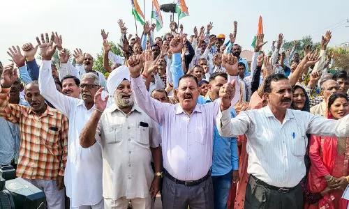 J&K: शरणार्थियों-गोरखाओं ने सदन में उमर सरकार के कदम के खिलाफ प्रदर्शन किया J&K: शरणार्थियों-गोरखाओं ने सदन में उमर सरकार के कदम के खिलाफ प्रदर्शन किया