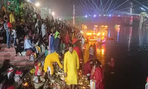 छठ महापर्व, महादेव घाट पर श्रद्धालुओं की भारी भीड़, उगते सूर्य को अर्घ्य