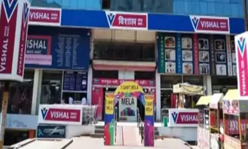 रायपुर में विशाल मेगा मार्ट बेच रहा एक्सपायरी नमकीन, खाने से बीमार हुआ युवक