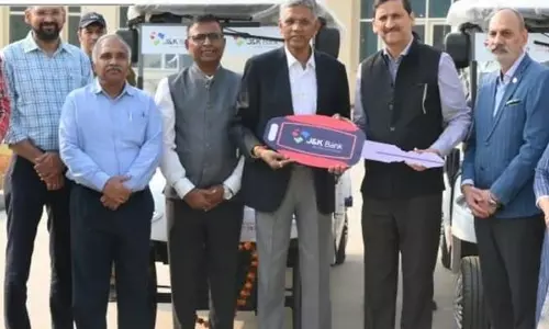 J&K बैंक ने अपने CSR कार्यक्रम के तहत IIM को 4 ई-वाहन प्रदान किए