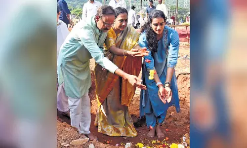 PV Sindhu ने विशाखापत्तनम में बैडमिंटन अकादमी की आधारशिला रखी PV Sindhu ने विशाखापत्तनम में बैडमिंटन अकादमी की आधारशिला रखी