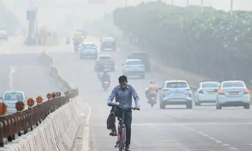 Delhi: बेहद खराब श्रेणी में बरकरार दिल्ली की हवा, 383 दर्ज किया गया औसत AQI