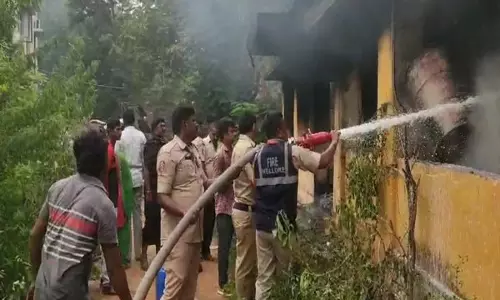 Andhra: डीएमएचओ कार्यालय के पास पुरानी इमारत में लगी आग