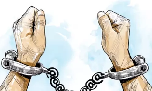 Bengaluru: बेंगलुरु के कैब ड्राइवर ने प्रेमिका को गांजे में फंसाने की रची साजिश Bengaluru: बेंगलुरु के कैब ड्राइवर ने प्रेमिका को गांजे में फंसाने की रची साजिश