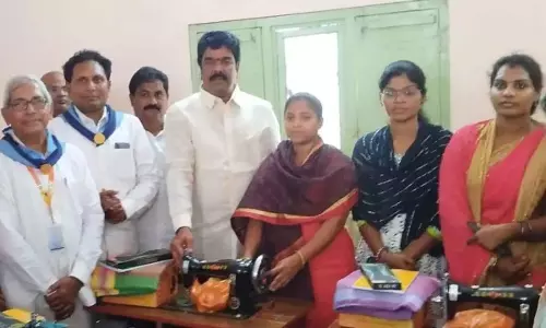 AP: बाढ़ प्रभावित क्षेत्रों में महिलाओं के लिए सिलाई प्रशिक्षण AP: बाढ़ प्रभावित क्षेत्रों में महिलाओं के लिए सिलाई प्रशिक्षण