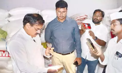 Andhra: 1,000 मीट्रिक टन पीडीएस चावल जब्त Andhra: 1,000 मीट्रिक टन पीडीएस चावल जब्त