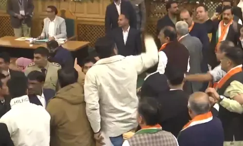 बैनर दिखाए जाने के बाद हंगामा...विधानसभा में आज फिर से हंगामा, हाथापाई