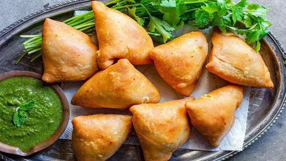 Shimla: हिमाचल की राजनीति में समोसा छाया हुआ, पांच पुलिसकर्मियों को कारण बताओ नोटिस जारी Shimla: हिमाचल की राजनीति में समोसा छाया हुआ, पांच पुलिसकर्मियों को कारण बताओ नोटिस जारी