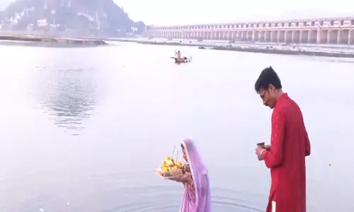 Vijayawada: भक्तों ने कृष्णा नदी के तट पर अर्घ्य दिया, छठ पूजा की
