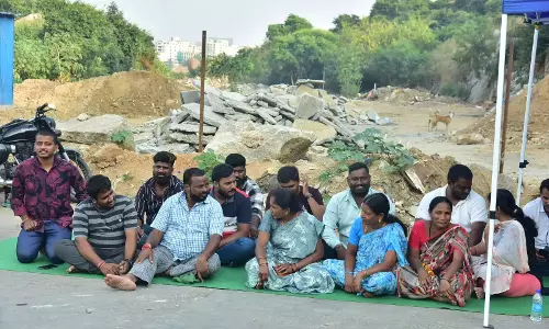 Telangana के माधापुर में स्ट्रीट फूड स्टॉल के कर्मचारियों ने किया विरोध प्रदर्शन Telangana के माधापुर में स्ट्रीट फूड स्टॉल के कर्मचारियों ने किया विरोध प्रदर्शन