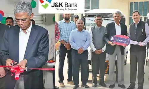 J&K Bank ने ई-वाहन दान किए, आईआईएम जम्मू में एटीएम स्थापित किया