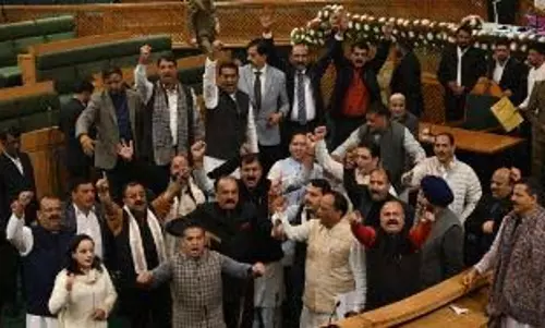 विधानसभा में विशेष दर्जे के प्रस्ताव पर भाजपा सदस्यों के विरोध के कारण हंगामा जारी
