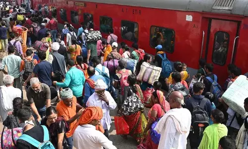 Indian Railways: एक दिन में 3 करोड़ यात्रियों ने किया ट्रेन से सफर, भारतीय रेल ने बनाया नया रिकॉर्ड Indian Railways: एक दिन में 3 करोड़ यात्रियों ने किया ट्रेन से सफर, भारतीय रेल ने बनाया नया रिकॉर्ड