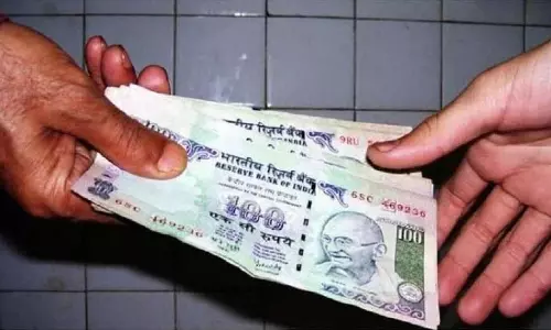 महिला अफसर को रिश्वत लेते रंगे हाथ पकड़ा, विभाग में हड़कंप, जानें पूरी डिमांड महिला अफसर को रिश्वत लेते रंगे हाथ पकड़ा, विभाग में हड़कंप, जानें पूरी डिमांड