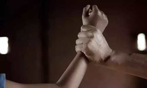 थाने पहुंची महिला बोली - पराई युवती के लिए पति पीटता है साहब
