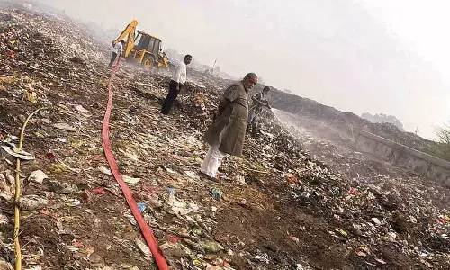Abohar कूड़ा डंप में लगी आग पर दो दिन की मशक्कत के बाद काबू पाया गया Abohar कूड़ा डंप में लगी आग पर दो दिन की मशक्कत के बाद काबू पाया गया