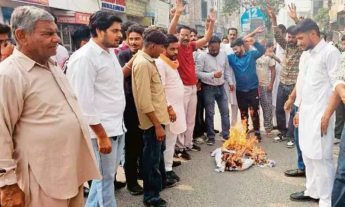 Bajrang Dal ने कनाडा सरकार के खिलाफ विरोध प्रदर्शन किया