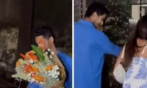 Ishaan Khatter ने अपने रूममेट के साथ फोटो खिंचवाकर अपना गुस्सा जाहिर किया Ishaan Khatter ने अपने रूममेट के साथ फोटो खिंचवाकर अपना गुस्सा जाहिर किया
