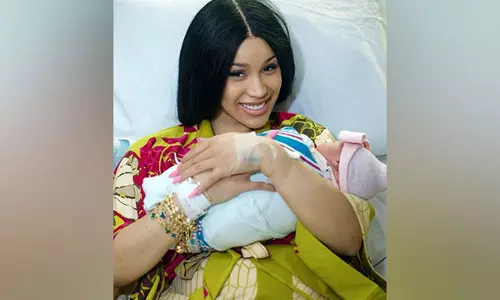 Cardi B ने डायमंड ब्रेसलेट पर अपने तीसरे बच्चे के नाम की झलक दिखाई Cardi B ने डायमंड ब्रेसलेट पर अपने तीसरे बच्चे के नाम की झलक दिखाई