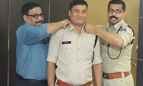 ASI चंद्रभूषण साहू को स्टार लगाकर दी गई एसआई पद पर पद्दोन्नति