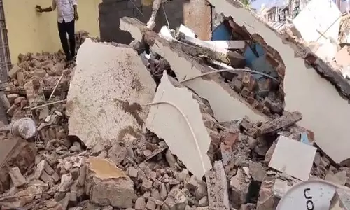 Bangarpet शहर में 3 मंजिला इमारत ढही, कोई हताहत नहीं Bangarpet शहर में 3 मंजिला इमारत ढही, कोई हताहत नहीं