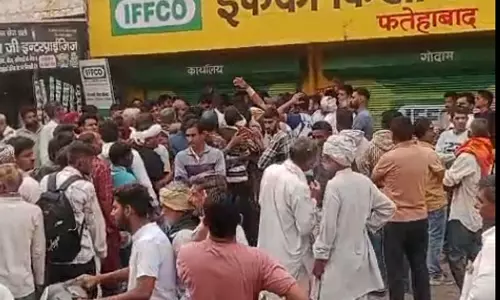 Haryana : हिसार के उकलाना में डीएपी खरीदने गए किसान ने आत्महत्या कर ली Haryana : हिसार के उकलाना में डीएपी खरीदने गए किसान ने आत्महत्या कर ली