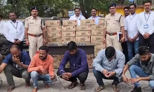 3 लाख की शराब जब्ती, दो कार के साथ 6 तस्कर गिरफ्तार 3 लाख की शराब जब्ती, दो कार के साथ 6 तस्कर गिरफ्तार