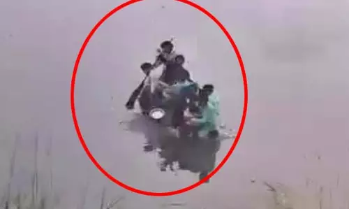 LIVE VIDEO: छठ पूजा के दौरान तालाब में पलटी नाव, 2 की मौत