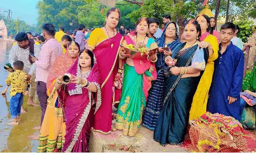 उगते सूर्य को अर्घ्य के देने के साथ Chhath महापर्व सम्पन्न, महिलाओं ने जल में उतरकर की मांगी मुराद उगते सूर्य को अर्घ्य के देने के साथ Chhath महापर्व सम्पन्न, महिलाओं ने जल में उतरकर की मांगी मुराद