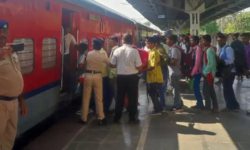 Assam : एनएफ रेलवे ने छठ पर्व पर भीड़ के लिए विशेष ट्रेनों की घोषणा Assam : एनएफ रेलवे ने छठ पर्व पर भीड़ के लिए विशेष ट्रेनों की घोषणा