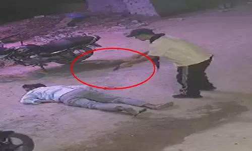 Murder LIVE वीडियो, युवक की सड़क पर 3 गोलियां मारकर हत्या Murder LIVE वीडियो, युवक की सड़क पर 3 गोलियां मारकर हत्या
