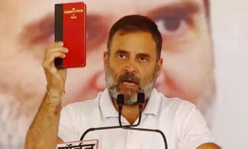 Rahul Gandhi का जवाब: लाल संविधान दिखाने से शहरी नक्सलवाद को बढ़ावा
