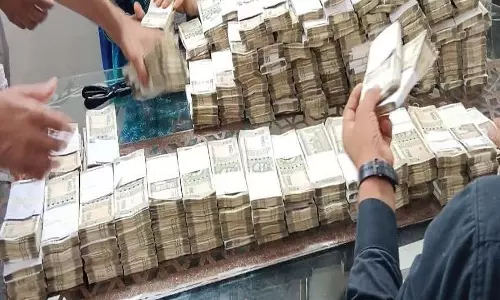 5 लाख की रिश्वत लेते लीगल ऑफिसर गिरफ्तार, CBI छापेमारी के बाद 3.79 करोड़ कैश बरामद 5 लाख की रिश्वत लेते लीगल ऑफिसर गिरफ्तार, CBI छापेमारी के बाद 3.79 करोड़ कैश बरामद