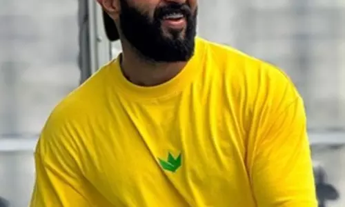 Vijay Deverakonda सीढ़ियों पर अपना संतुलन खोकर गिर पड़े