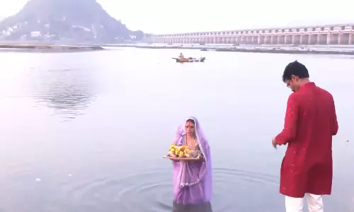 Vijayawada: भक्तों ने कृष्णा नदी के तट पर अर्घ्य दिया, छठ पूजा की