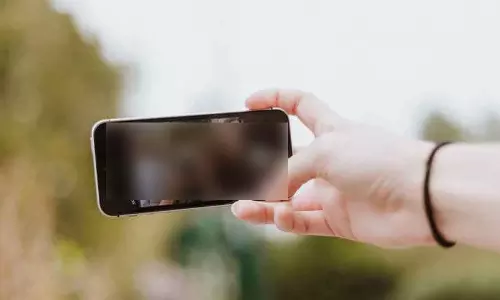 सेल्फी लेने से मना करने पर स्कूली छात्र ने अपनी जान दे दी, परिजन सदमे में
