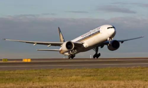 Sydney Airport पर इंजन में विस्फोट के कारण लगी आग Sydney Airport पर इंजन में विस्फोट के कारण लगी आग