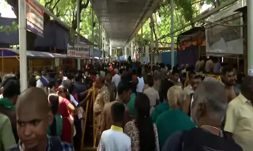 Dindigul के पलानी मुरुगन मंदिर में कांडा षष्ठी उत्सव के दौरान हजारों भक्त सूरसम्हारम के गवाह बने