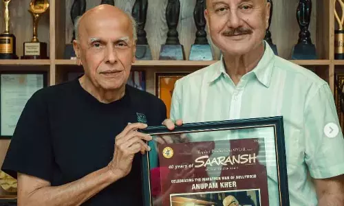 Anupam Kher को इंडस्ट्री में 40 साल पूरे करने पर सारांश के निर्देशक महेश भट्ट से मिला खास तोहफा