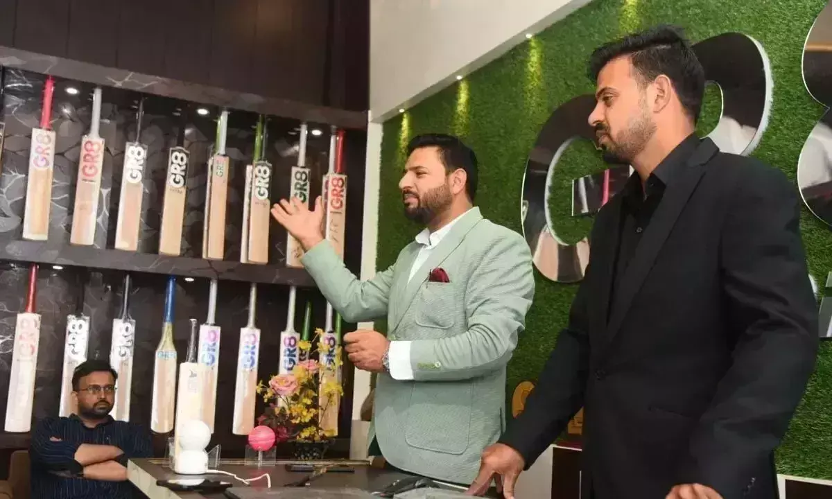 शहर के मीडिया प्रतिनिधिमंडल ने Kashmirकी विलो क्रिकेट बैट निर्माण इकाई का दौरा किया