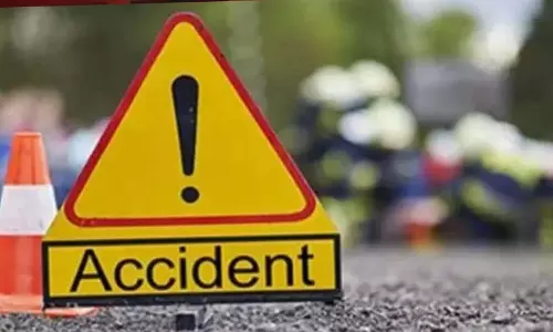 UP: फिरोजाबाद में बस दुर्घटना में दो बच्चों समेत तीन की मौत UP: फिरोजाबाद में बस दुर्घटना में दो बच्चों समेत तीन की मौत