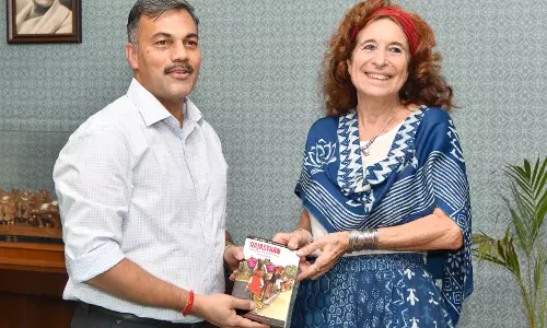 Jaipur: राजस्थान पर्यटन विभाग के शासन सचिव को फ्रांस की पर्यटक, ट्रेवल गाइड बुक राजस्थान की भेंट