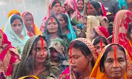 Kushinagar: व्रती महिलाओं ने उदयाचल सूर्य को किया नमन
