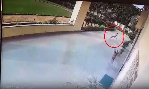 स्कूल की तीसरी मंजिल से गिरा कक्षा सातवीं का छात्र, देखें खौफनाक VIDEO... स्कूल की तीसरी मंजिल से गिरा कक्षा सातवीं का छात्र, देखें खौफनाक VIDEO...