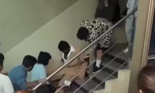 विजय देवरकोंडा साहिबा के प्रमोशन के दौरान फिसलकर सीढ़ियों से गिरे, देखें VIDEO...