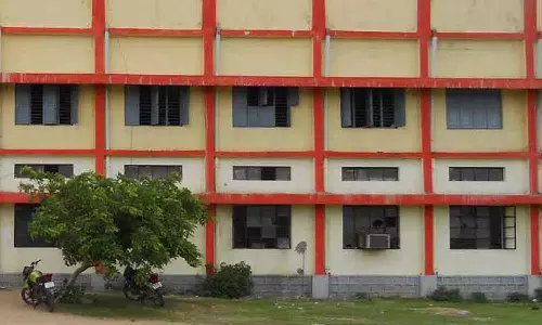 Telangana: सरकारी जूनियर कॉलेजों में सफाई कर्मचारियों की कमी से स्वच्छता और स्वास्थ्य खतरे में Telangana: सरकारी जूनियर कॉलेजों में सफाई कर्मचारियों की कमी से स्वच्छता और स्वास्थ्य खतरे में