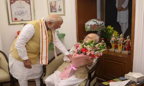 PM मोदी ने आडवाणी के निवास जाकर जन्मदिन की शुभकामनाएं दीं
