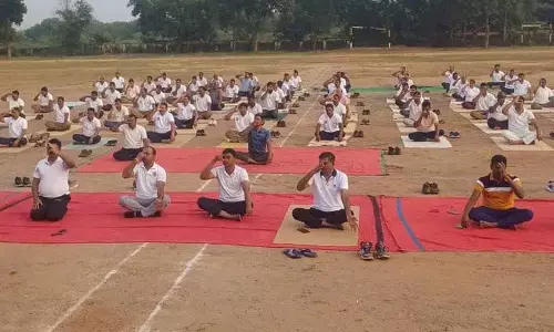 Kothagudem SP ने पुलिस कर्मियों को योगाभ्यास करने के लिए प्रेरित किया