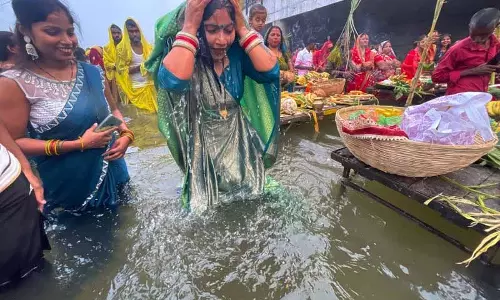 प्रवासी लोगों ने स्थानीय उत्साह के साथ Chhath Puja अनुष्ठान किया